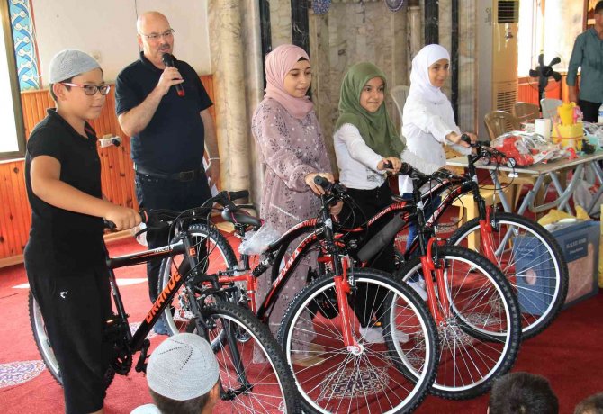 İ̇mamdan Örnek Hareket: 22 Yıldır Kur’an Kursuna Gelen Çocukları Ödüllendiriyor