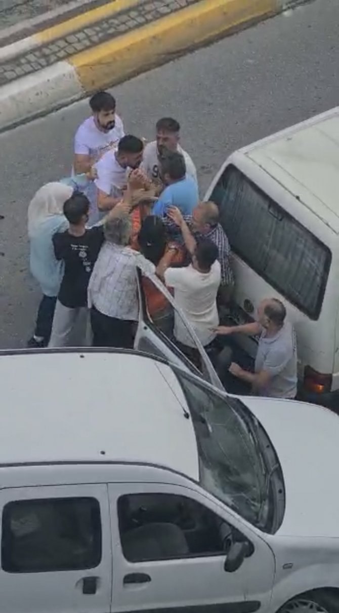 Sultanbeyli’de Kaza Yaptığı Araç Sürücünü Darp Etti