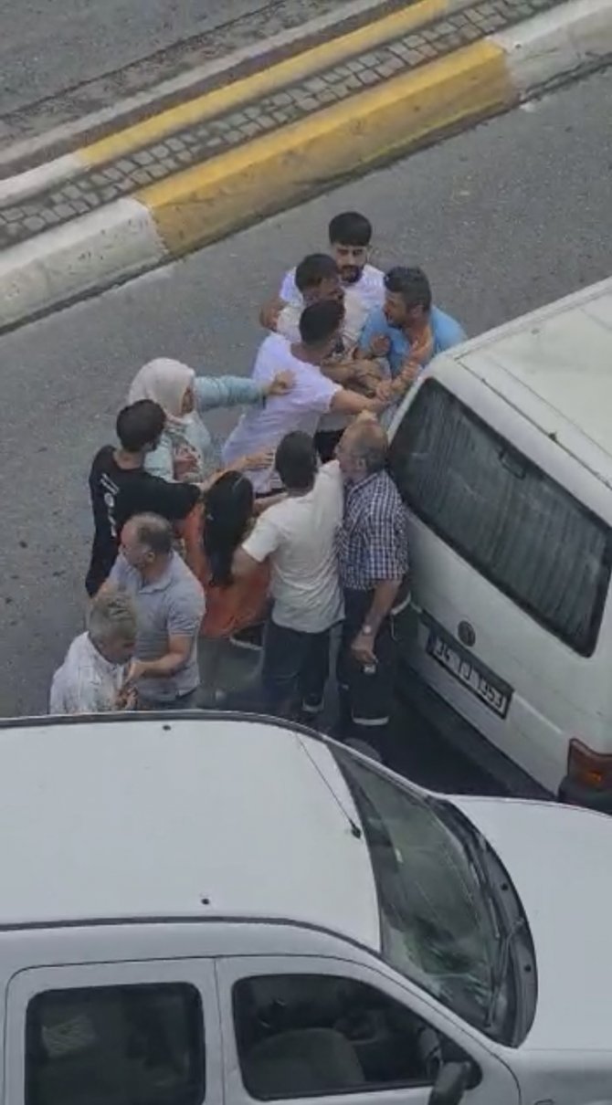 Sultanbeyli’de Kaza Yaptığı Araç Sürücünü Darp Etti