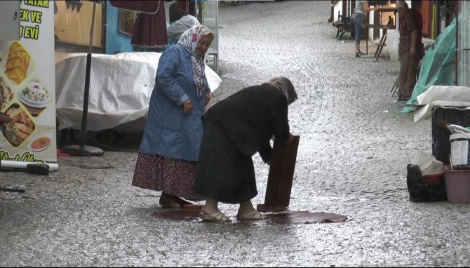 Sağanak Yağışı Fırsata Çevirip Yolluğunu Yıkadı