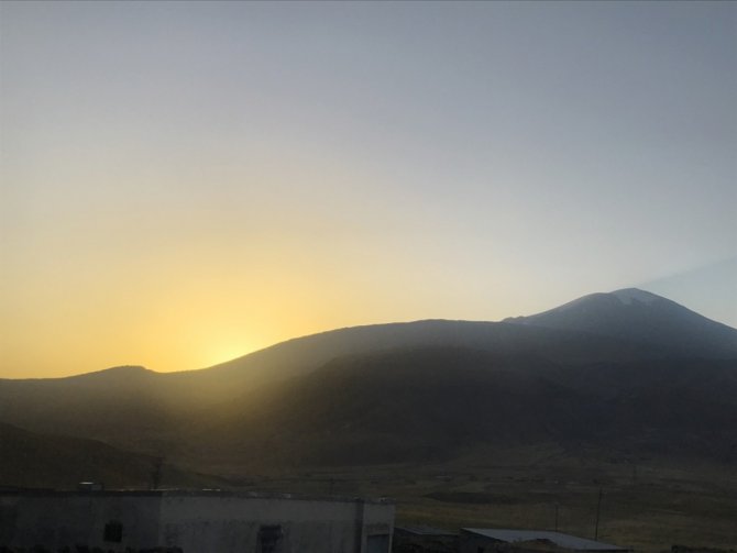 Ağrı Dağı’nda Güneşin Doğuşu