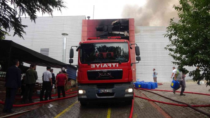 Uşak’ta Battaniye Fabrikasında Çıkan Yangın 6 Saatte Kontrol Altına Alındı