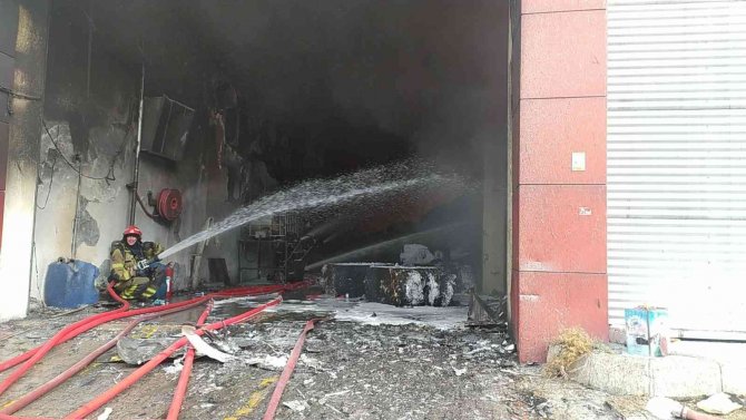 Uşak’ta Battaniye Fabrikasında Çıkan Yangın 6 Saatte Kontrol Altına Alındı