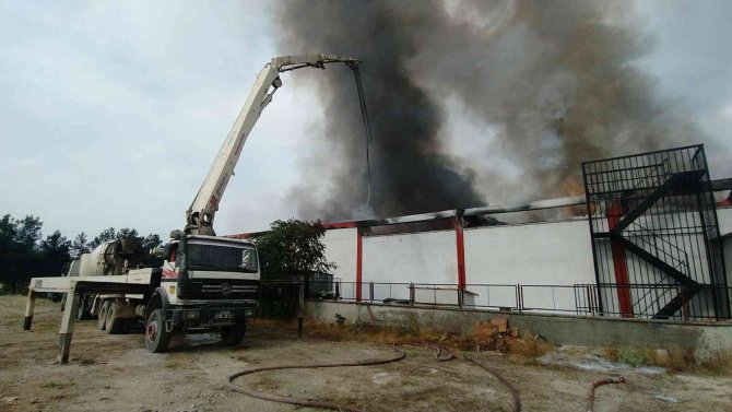 Uşak’ta Battaniye Fabrikasında Yangın