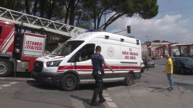 Üsküdar’da İş Yerinin İkinci Kat Zemini Çöktü, Alt Kata Düşen İşçi Yaralandı