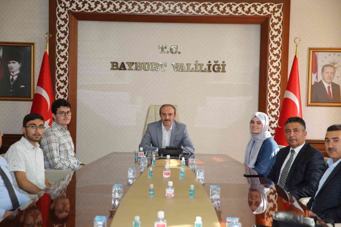 Vali Epcim Dereceye Giren Öğrencileri Ödüllendirdi