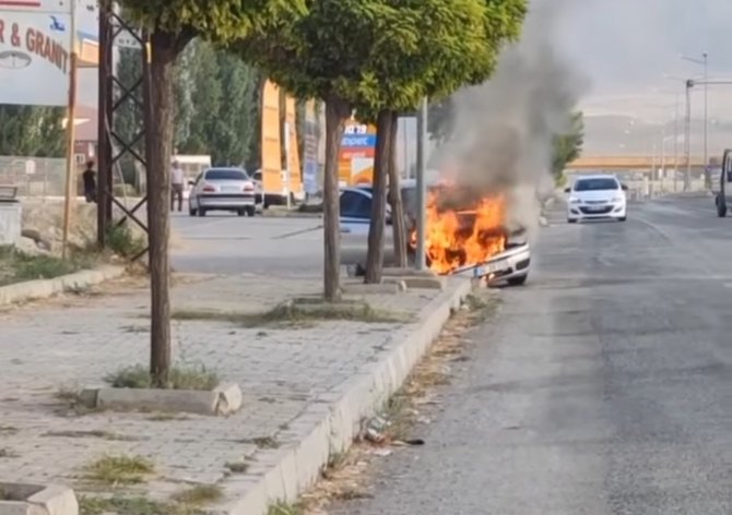Van’da Seyir Halindeki Otomobil Alev Alev Yandı
