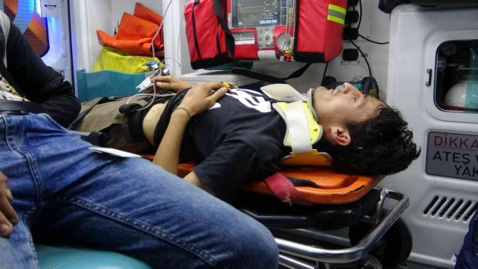 Düzensiz Göçmenleri Taşıyan Minibüs Kamyonete Çarptı: 1 Ölü, 13 Yaralı