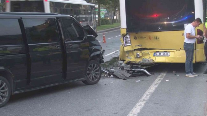 Yabancı Turistleri Taşıyan Tur Minibüsü Beyoğlu’nda İ̇ett Otobüsüne Çarptı, 2 Kişi Yaralandı