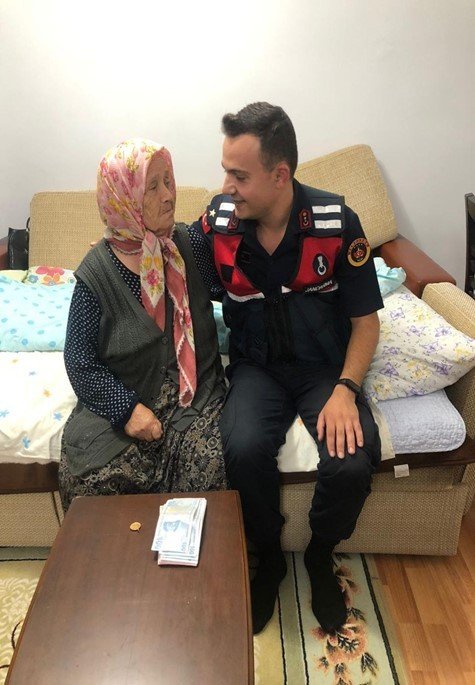 Jandarma Dedektifleri Satıcı Kılığındaki Dolandırıcıları Böyle Kıskıvrak Yakaladı