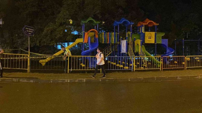 Çöken Kaldırımda Düşen Yaralıyı Kurtarmak İsteyen Esnaf Da Çukura Düştü