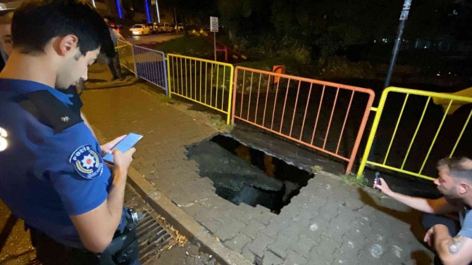 Çöken Kaldırımda Düşen Yaralıyı Kurtarmak İsteyen Esnaf Da Çukura Düştü