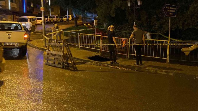 Çöken Kaldırımda Düşen Yaralıyı Kurtarmak İsteyen Esnaf Da Çukura Düştü