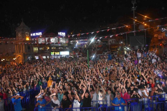 Bengü Hayranları, Yağmura Rağmen Konser Alanını Terk Etmedi