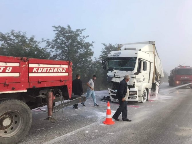 Afyonkarahisar-antalya Karayolu Devrilen Tır Yüzünden 2 Saat Ulaşıma Kapandı