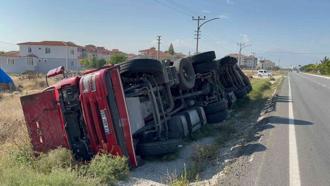 Odun Yüklü Tır Devrildi, 1 Kişi Yaralandı