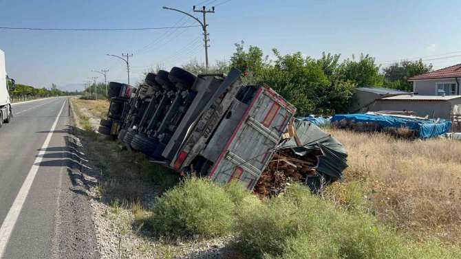 Odun Yüklü Tır Devrildi, 1 Kişi Yaralandı