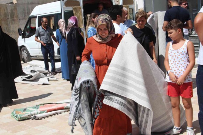 Ucuz Halı Almak İsteyen Vatandaşlar Birbiriyle Yarıştı, Kapıda Kuyruklar Oluştu