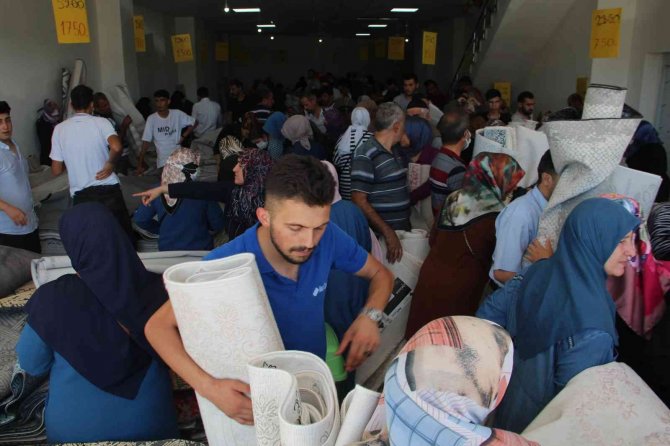 Ucuz Halı Almak İsteyen Vatandaşlar Birbiriyle Yarıştı, Kapıda Kuyruklar Oluştu
