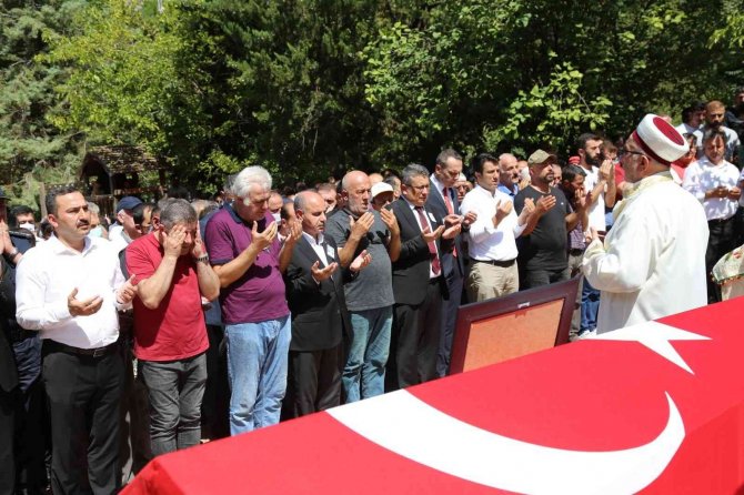 Trafik Kazasında Vefat Eden Polis Memuru Ve Eşinin Cenazeleri Artvin’de Toprağa Verildi