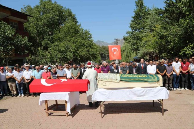 Trafik Kazasında Vefat Eden Polis Memuru Ve Eşinin Cenazeleri Artvin’de Toprağa Verildi