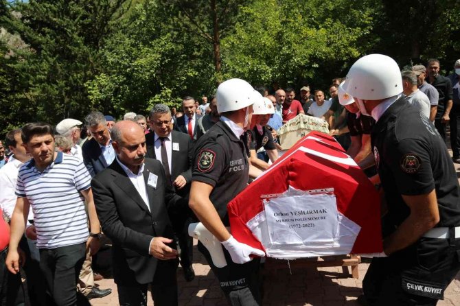 Trafik Kazasında Vefat Eden Polis Memuru Ve Eşinin Cenazeleri Artvin’de Toprağa Verildi