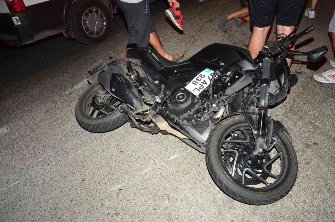 Kontrolden Çıkan Motosiklet Otomobile Arkadan Çarptı: 1 Yaralı