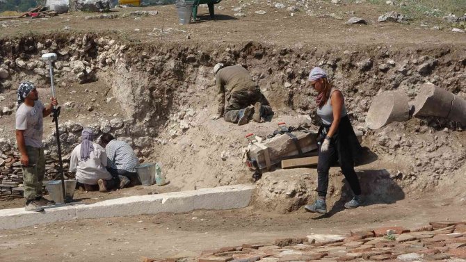 Bakan Yardımcısı Özkan Yavuz Kaya Mezarlarını Gezdi