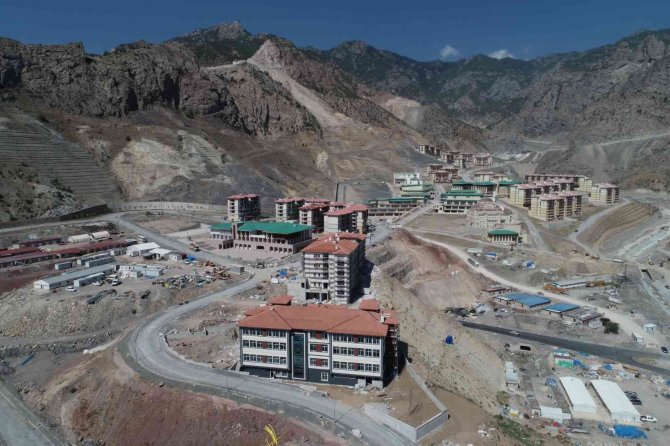 Yusufeli’nde Yeni İlçedeki Konutların Anahtarları Teslim Edilmeye Başladı