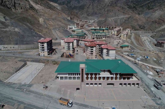 Yusufeli’nde Yeni İlçedeki Konutların Anahtarları Teslim Edilmeye Başladı