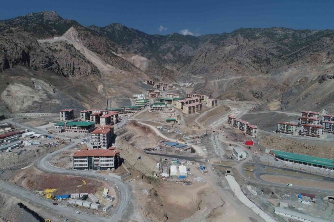 Yusufeli’nde Yeni İlçedeki Konutların Anahtarları Teslim Edilmeye Başladı