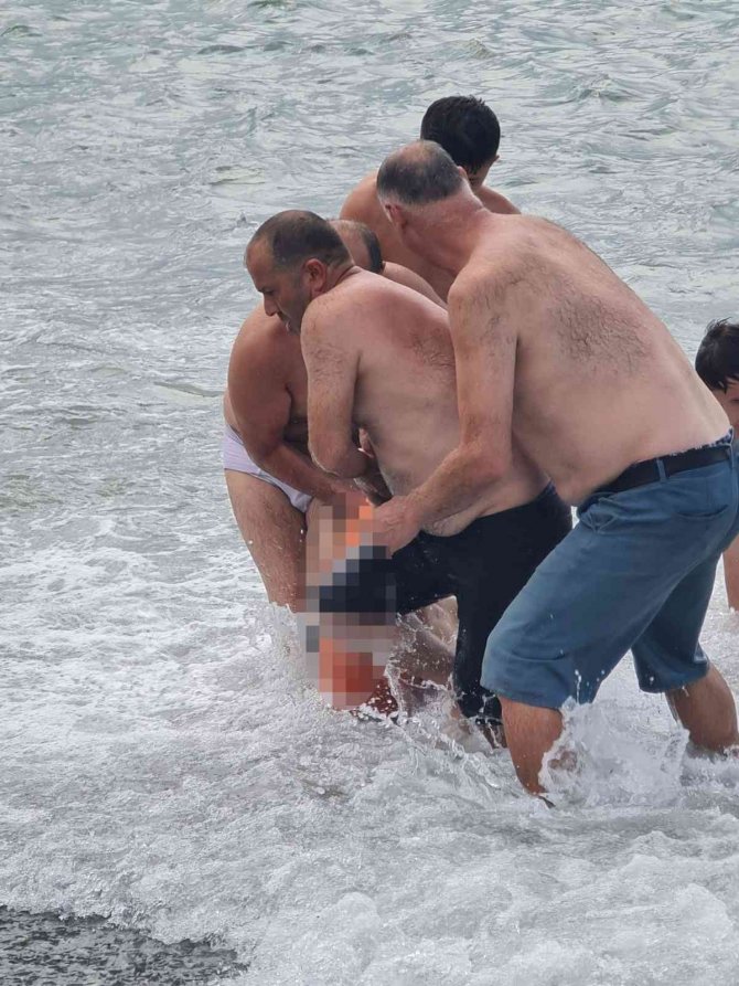 Artvin’de Çay İşçisi Afgan Genç Denizde Boğularak Hayatını Kaybetti