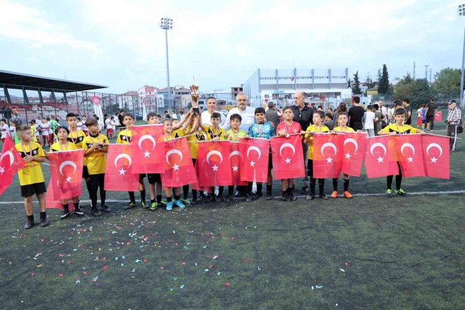 Genç Yıldızlar 30 Ağustos Zafer Bayramı Futbol Şenliği Sona Erdi