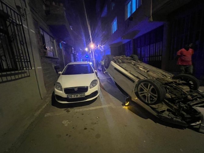 Ara Sokakta Hız Yapan Otomobil, 3 Otomobile Çarparak Takla Attı