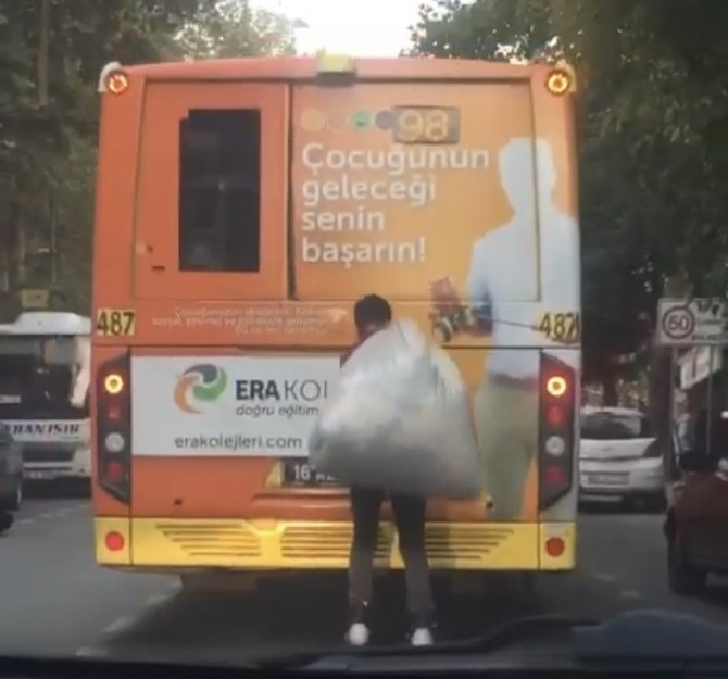 Bursa’da Motosiklette Palet Taşıyan Adam Kameralarda