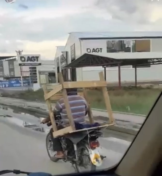 Bursa’da Motosiklette Palet Taşıyan Adam Kameralarda