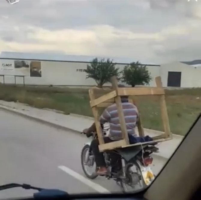 Bursa’da Motosiklette Palet Taşıyan Adam Kameralarda