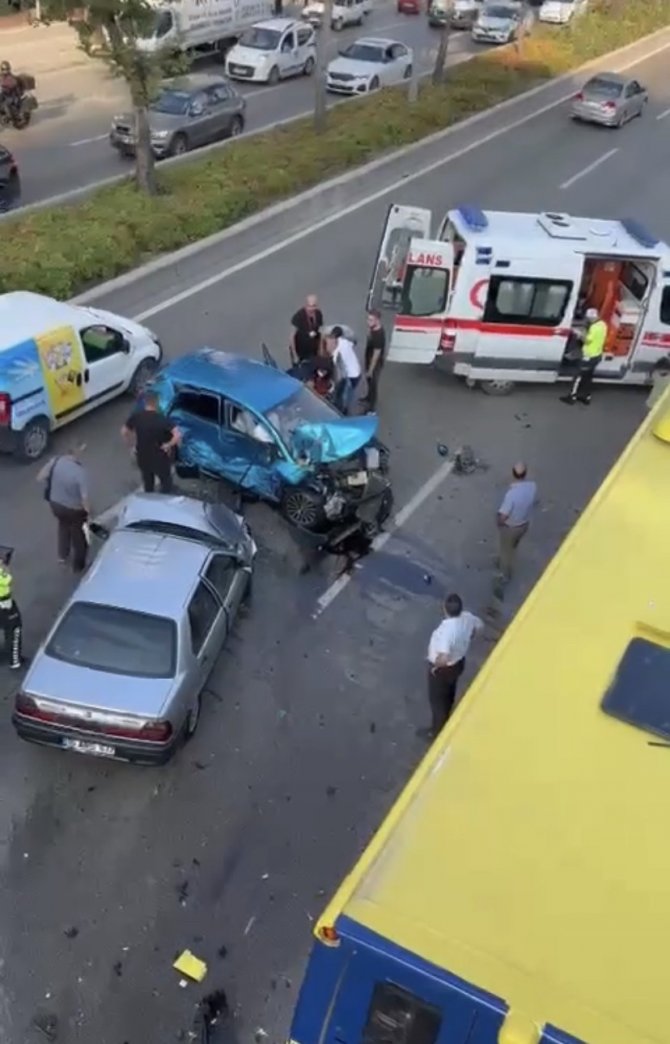 Bursa’da Zincirleme Kaza : 1 Sürücü Araçta Sıkıştı