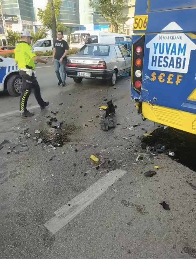 Bursa’da Zincirleme Kaza : 1 Sürücü Araçta Sıkıştı