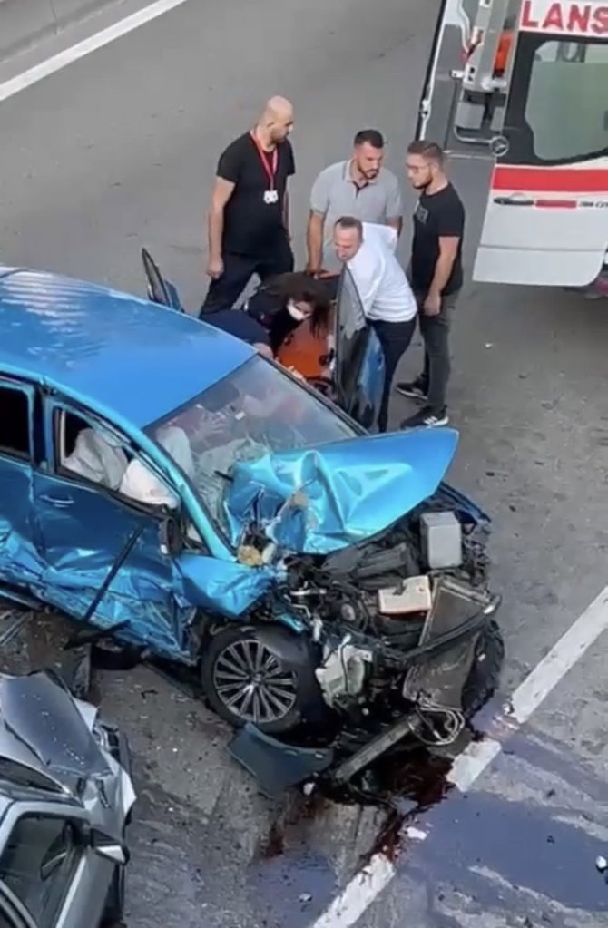 Bursa’da Zincirleme Kaza : 1 Sürücü Araçta Sıkıştı