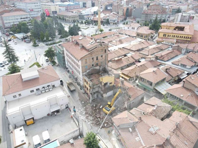 Çorum’da Kent Meydanı İçin Kamulaştırılan Binalar Yıkılıyor