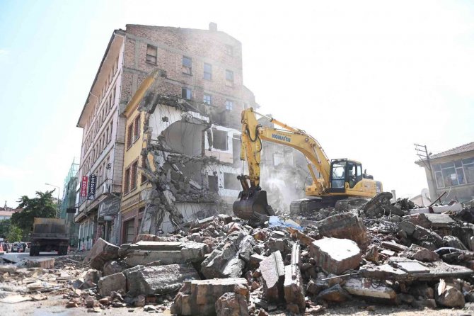 Çorum’da Kent Meydanı İçin Kamulaştırılan Binalar Yıkılıyor