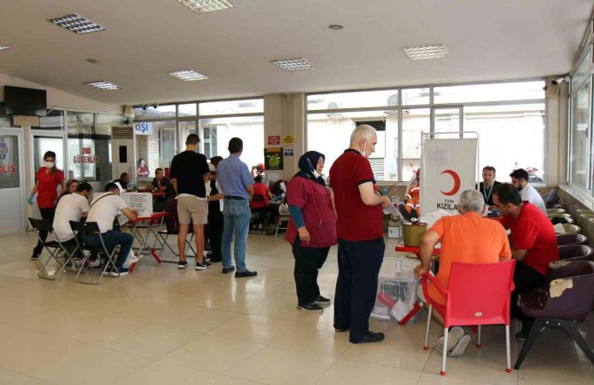 Denizli’de Sağlık Çalışanları Ve Vatandaşlar Kan Bağışında Bulundu