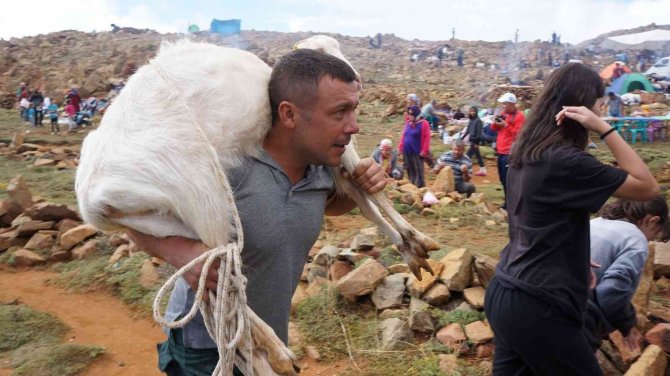 7 Asırlık Gelenek ‘Eren Baba’ Yoğun Katılımla Yapıldı