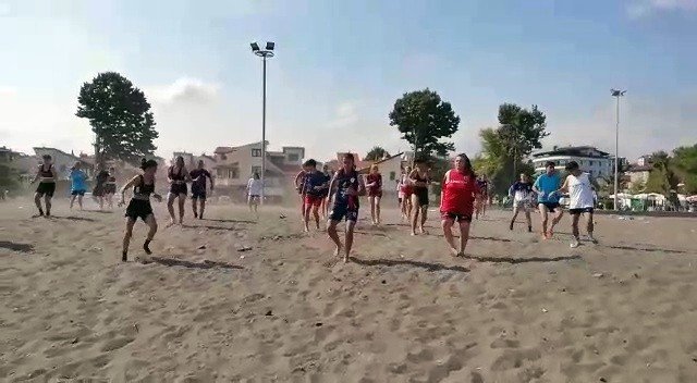 Kadın Futbolcular 2. Lige Dolu Dizgin Hazırlanıyor