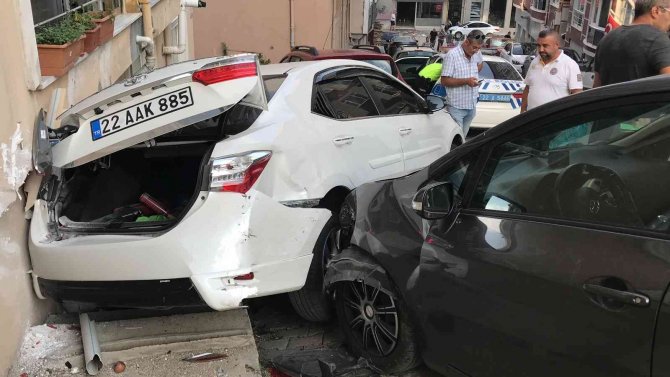 El Frenini Çekmeyi Unuttu, Park Halindeki Araca Çarptı