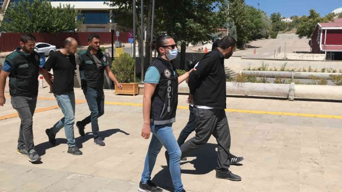 Elazığ’da Dedektör Köpeği ‘Alex’ Uyuşturucu Tacirlerine Geçit Vermedi: 2 Gözaltı