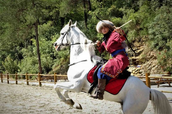 Genç Kızlar Savaşçı Gibi Giyinip At Üzerinde Ok Atmayı Öğretiyor