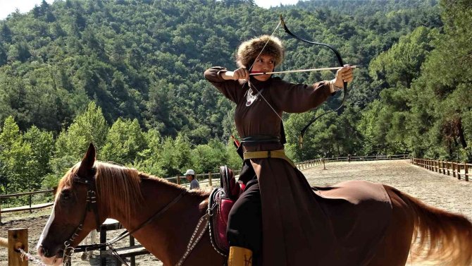 Genç Kızlar Savaşçı Gibi Giyinip At Üzerinde Ok Atmayı Öğretiyor