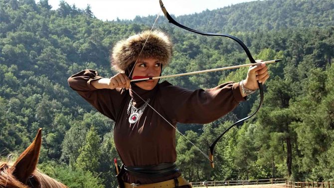 Genç Kızlar Savaşçı Gibi Giyinip At Üzerinde Ok Atmayı Öğretiyor